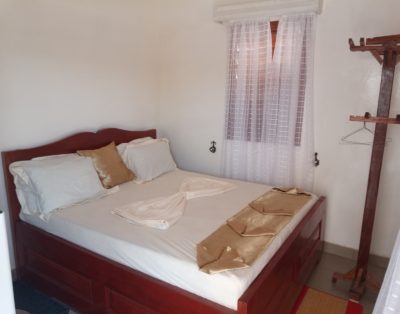🟦 Chambre simple mais bien équipée à l’Hôtel les 5 continents (PK16 – Route de Boali)
