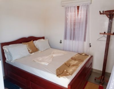 🟦  Chambre propre, pratique et économique – Hôtel Les 5 Continents