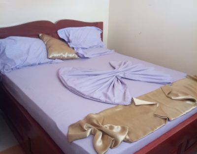 🟦 Chambre moderne, calme et bien équipée à Bangui – Hôtel Les 5 Continents (Bangui – PK16)